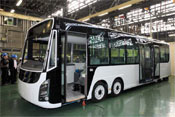 Electric bus with a full flat floor
