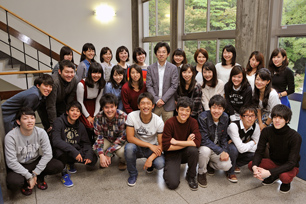 Associate Professor, Takaaki Chikamori and students