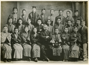 Keio University students of the Faculty of Letters in 1894. Most wear a kimono in casual style, but there are also students wearing the school uniform and square cap.