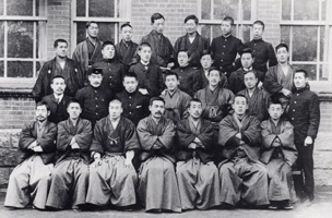 Students graduating from the Faculty of Law in 1905.More students are wearing the school uniform, and those wearing a kimono are also wearing a hakama, maybe because this is a graduation photo.