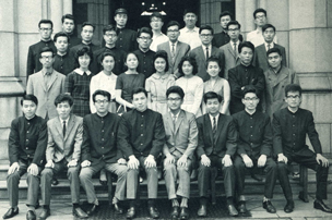 Students graduating from the Faculty of Economics in 1963, after the war.  More students wear a suit, and among those wearing the school uniform, most of them wear gray trousers rather than black.
