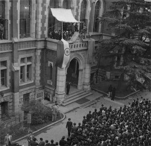 Prime Minister P.J. Nehru of India delivering a speech to Keio University students from the balcony of the Keio University Library (Old Building), following the conferring ceremony at Mita Enzetsu-kan.