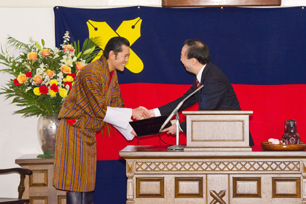 Prsident Seike presents the honorary doctorate to His Majesty Jigme Khesar, King of Bhutan.