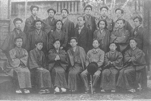 Honka (University) graduates of 1883. This is the oldest graduation photograph preserved by Keio University.*