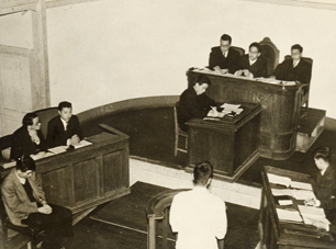 A mock trial conducted by the Hogaku-kai in 1955. The Hogaku-kai was an autonomous law association established around 1899, comprised of students affiliated to the department of law
