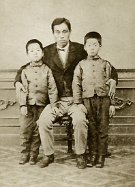 福澤諭吉と息子、一太郎（右）・捨次郎（左）