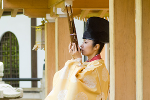 Performance at Kōmyōji, Kamakura (photo by Yoshinori Tsuchiya)