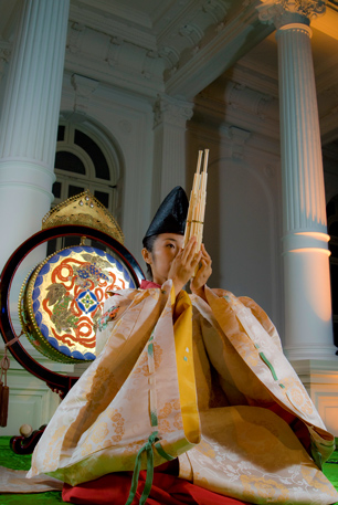 Performance at the Kyoto National Museum (photo by Takeshi Sera, ivory shō made by Yasunobu Touno)