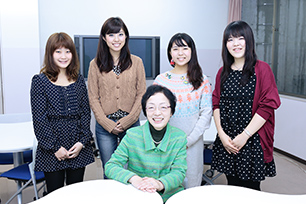 Assoc. Prof. Etsuko Shindo and students