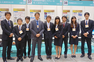 Professor Otsuki with members of the lab