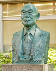 Statue of Ginjiro Fujiwara