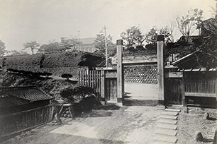 Mid-Meiji period: Wooden Kuro-mon gate of the former Shimabara Domain