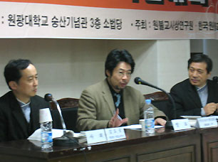 Making a presentation on “The socio-cultural potential of contemporary Buddhism: From the perspective of the multi-layered nature of religiosity and a comparison between Japan and Korea” at the 29th General Assembly of the Won Buddhism Research Institute (Jan. 2010)