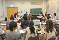 2013 Yashiro Seminar Summer Camp Students debate why enterprise unions are unnecessary in Japan and why companies should increase recruitment for mid-career positions. In Prof. Yashiro's Seminar, students get to the bottom of a research theme through awareness of the many issues at hand.
