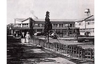 <1>戦後最大の木造建築といわれた信濃町医学部病院