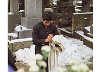 <3>2月3日の命日に墓前で詣でる塾生（麻布山善福寺）
