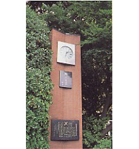 商工学校卒業生寄贈の「独立自尊の時計塔」（三田稲荷山に昭和50年に建立された）
