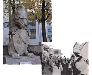 左:中等部玄関脇のユニコン　右:早慶戦のスタンドに掲げられたユニコン
