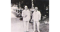 <2>来日した、恩師ローベルトコッホと厳島にて　1908(明治41)年8月