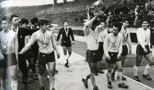 1969（昭和44）年、第18回全日本大学選手権大会で優勝したソッカー部イレブン。カップを掲げるのは後に日本代表となった大仁選手