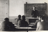 1909（明治42）年の大学文学科の授業風景。教壇に立っているのは後に文学部長を務めた川合貞一（福澤研究センター所蔵）