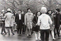 1971（昭和46）年の入学式での写真。ヘルメット姿の学生運動の学生も見受けられる