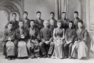 1892年の文学科第1回卒業生。写真中央がリスカムと同夫人